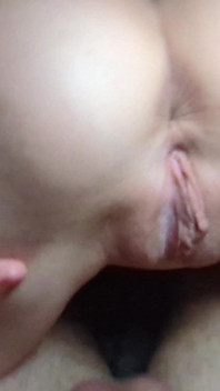 Nocny seks z moim chłopakiem skończył się w idealnym creampie. Włoski amator