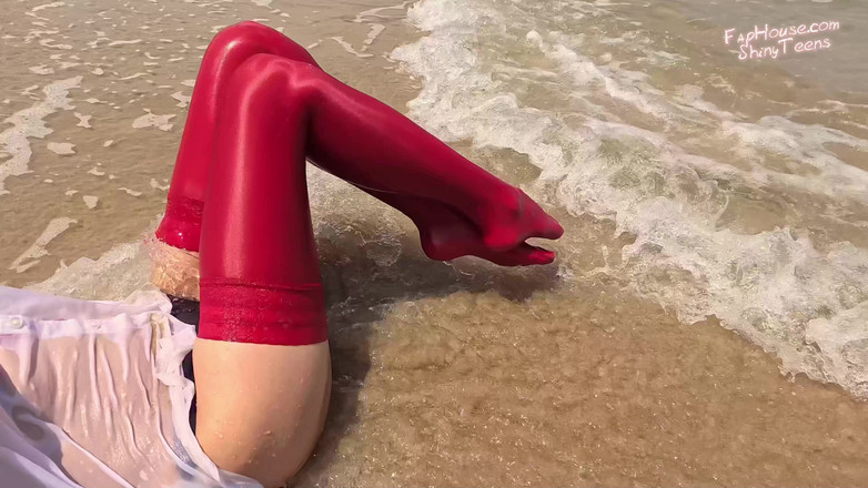 Shiny teens: 859 해변의 반짝이는 레드 스판덱스 스타킹 2