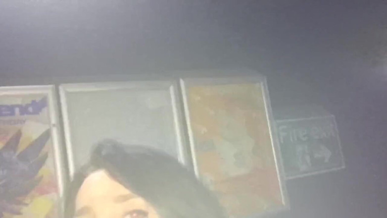 Glamour: Sug o pulă de tip în toaleta publică a clubului și îmi fut...