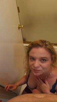 Fiul vitreg filmează mama vitregă se dezbracă în baie, apoi o fute pentru a-i ajuta auto-confidance