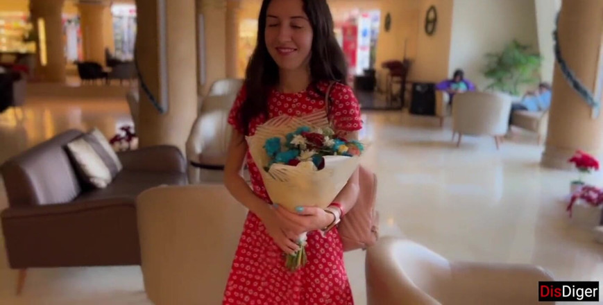 Dis Diger: Aku baca puisi dan hadiah bunga - dan kau yang cantik,...