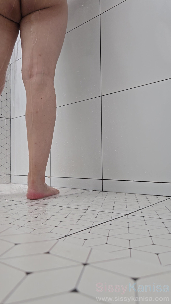 SissyKanisa: Sissy Kanisa Is Fingering Her Ass Hole While Taking Shower