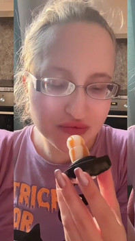 Asmr upírské zuby
