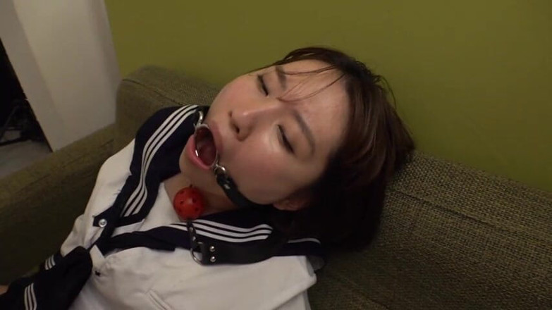 CherryBONBON: Неон Токіо дражнить, свіжа сільська жінка дрейфує по місту з глянцевими губами.