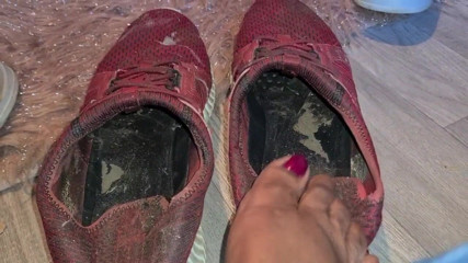 Simp to my ebony feet: i miei vecchi allenatori sporchi