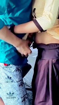 Studentessa sexy convince la sua insegnante a scopare