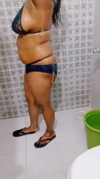 Indiancă desi sexy la duș în baie Video complet