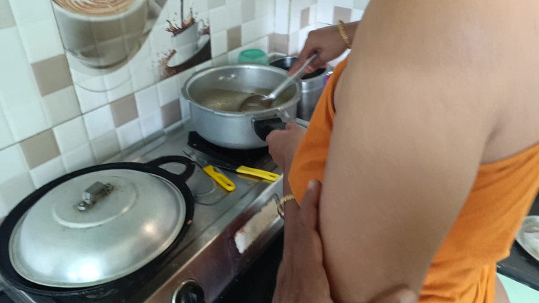 Wonder: Romanticismo da cucina mentre cucina coppia tamil