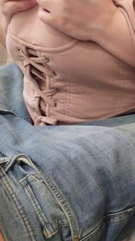 あなたの大きなペニスはこれらの美しい巨乳を扱うことができません、おっぱいの間にあなたのペニスを試してみてください、そして私はあなたにTitfuckを与えさせてください