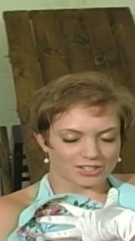 Dojrzała MILF związana ciasno do zabawy clothespin