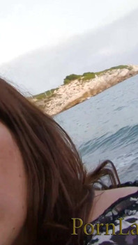 Schattige jonge Franse slet neukt dubbele penetratie met 2 pikken op het strand