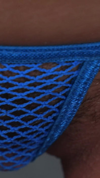 Ariel Andrews - micro tanga de malla azul