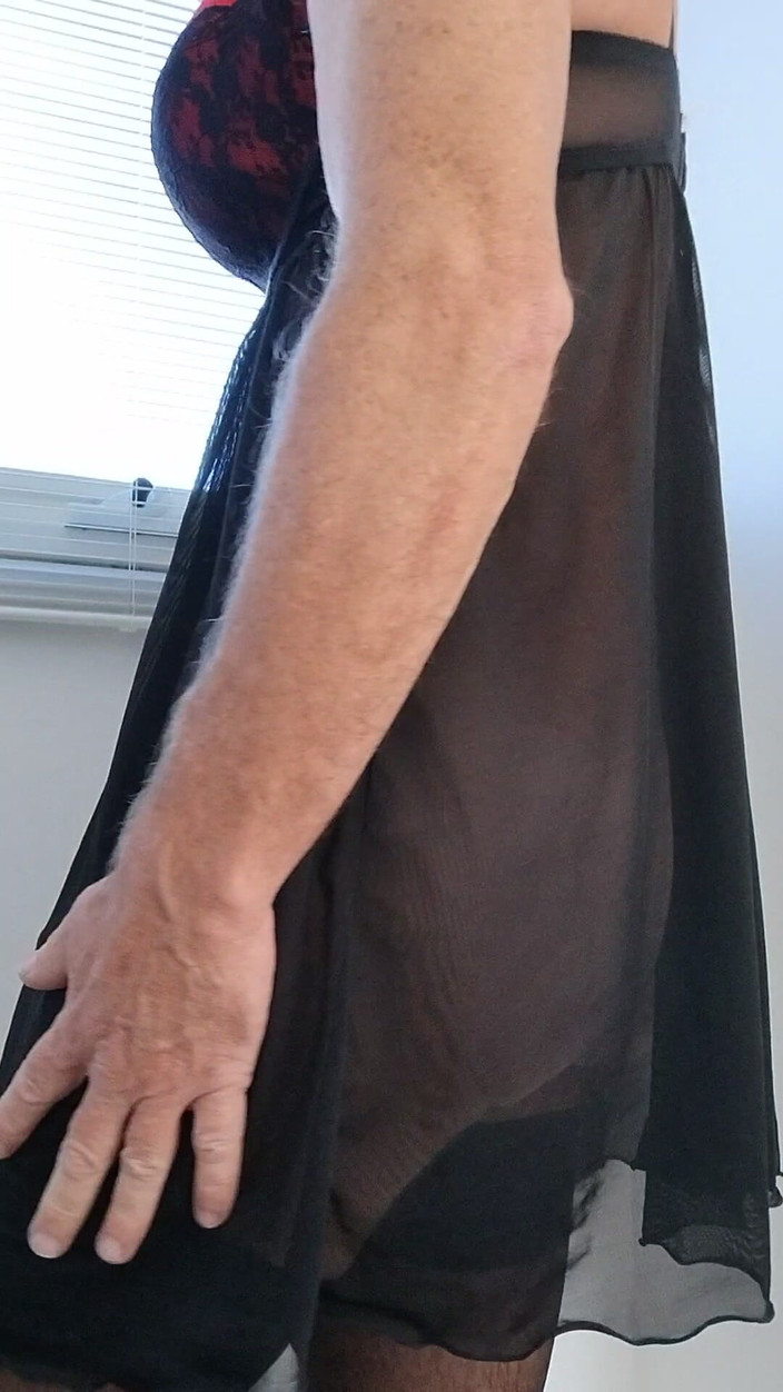 dragontrainer5: Crossdresser mặc đồ đen cởi đồ lót và trêu chọc