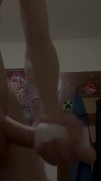 Nadržený Twink Dojí Svého Ptáka a Hraje Si S 21cm Dildem- Roztahovákem Zadku