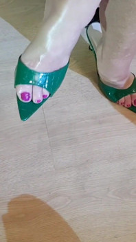 Sexy tapping in green heels and open toes.