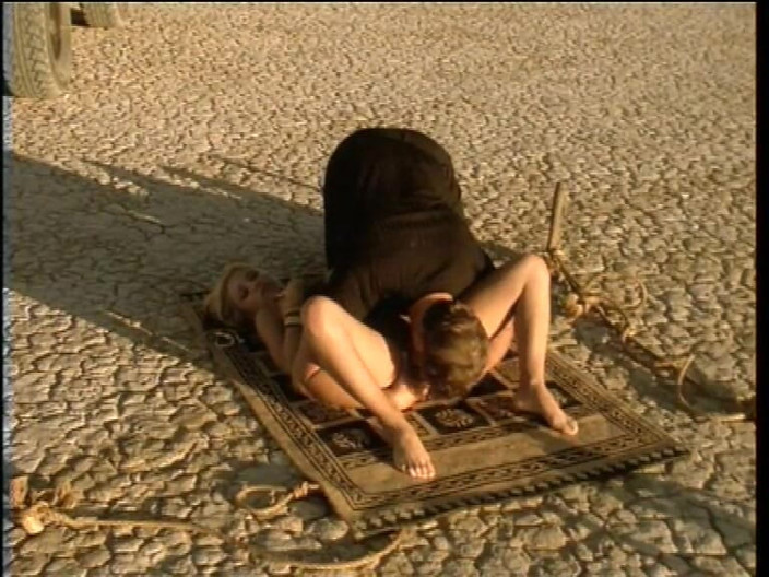 Real porno and movies XXX: Mesmo no deserto sob o sol quente com mulheres gostosas,...