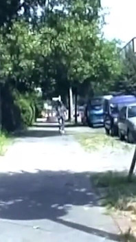 Brunetă matură care își umple pizda cu o jucărie groasă zâmbind sălbatic
