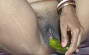 Bengali cpl: Bangali Boudi con un cetriolo