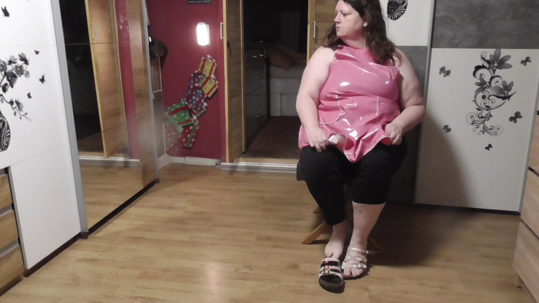 tammara big: Di celemek karet saya meratakan sandal