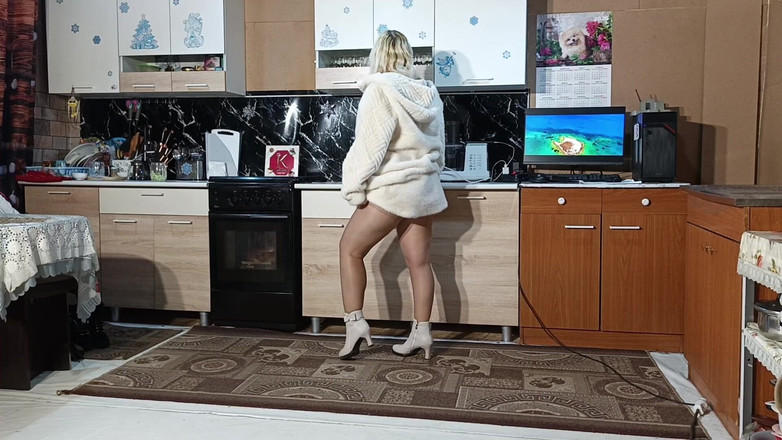 RedRoseRus: Abrigo de piel nuevo - posando en la cocina.