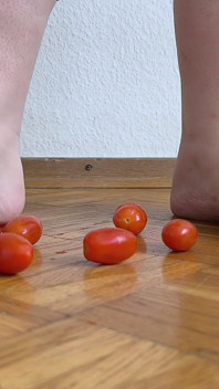 Gambe Enormi Contro Pomodorini Ciliegia