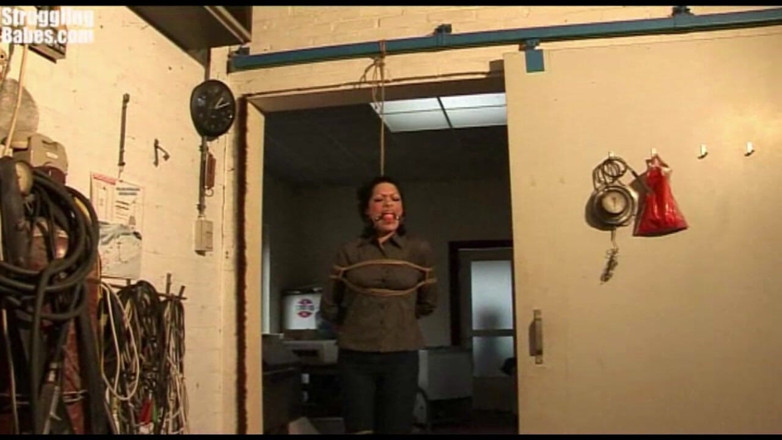 Submissed: Steffi Dangling Pada Tali Ketat Disedak