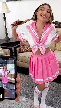 Tiny linda está vestida con un atuendo de anime que usa para seducir a su hermanastro dotado