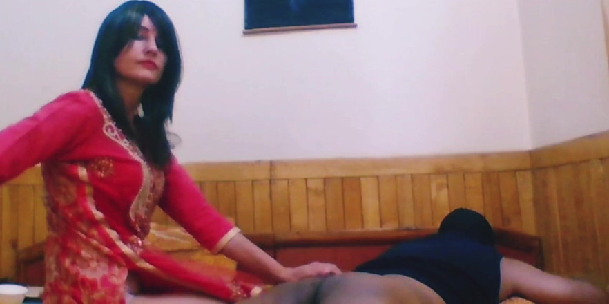 Bolly Karma: Schüchternes mädchen sinnlich und leidenschaftlich in der Bewegung von händen...