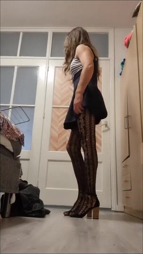 Sissy husband solo: Сіссіхусбанд позує і їздить 1.