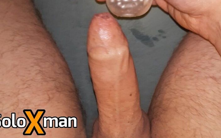 Solo X man: Erstaunlich intensiver orgasmus beim ficken eines masturbations-spielzeugs mit großem jungem...