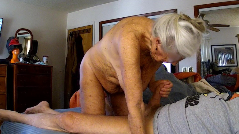 Aunt Ann: grozavă și țâțe de la o gilf foarte sexy