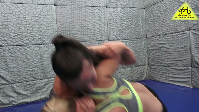 NM fetish wrestling videos by Princess Nikki: Güreş maçı üstü çıplak ve çok daha ateşli olacak.