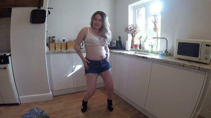 Littlevixen: Macecha se svléká v džínových šortkách a spodním prádle