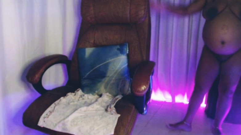 HotGirl21: 裸体展示屁股芬格陵在狗式与阴户芬加陵暨表演。