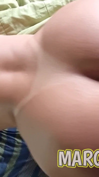 Pria sange ini lagi asik ngentot memek istrinya yang super hot sampai dicrot di dalam