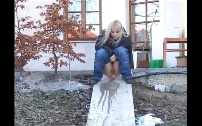 Femdom Austria: La troia piscia vicino a una casa