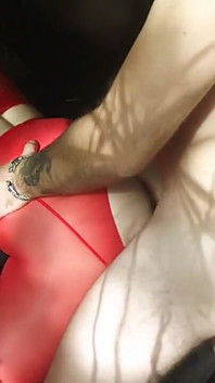 Sexo privado con medias de red rojas, atuendo sexy y pose seductora