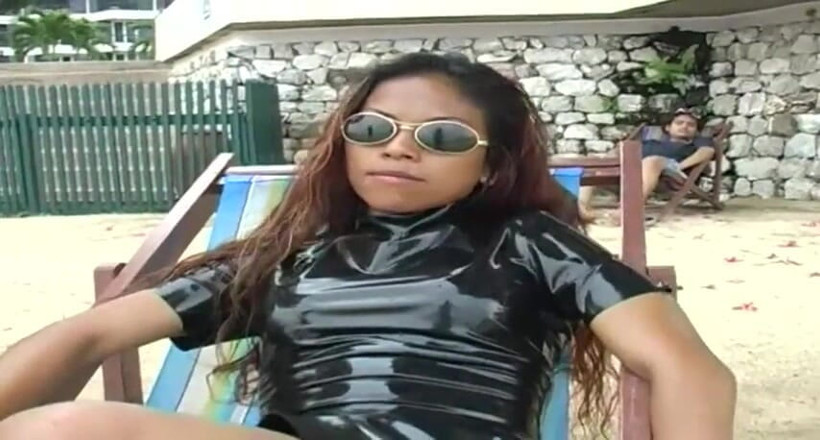 Fetish Desire: 2 fetișuri cu latex ale unei femei latino sexy în piscină și...
