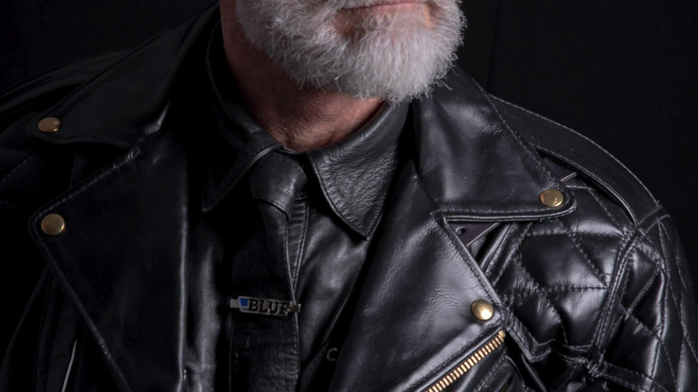 MusclesCigarsFFPig: Táta si zapaluje doutník v tričku "Stop Homophobia"