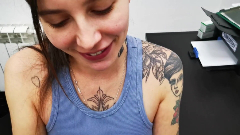 Ghomestory: Real Sex with a tattoo artist! She fucks with clients!