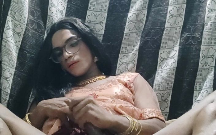 Keerthanakeerthi95: Hintli transeksüel geleneksel lehanga'da boşalıyor ve kendi dölünü yiyor