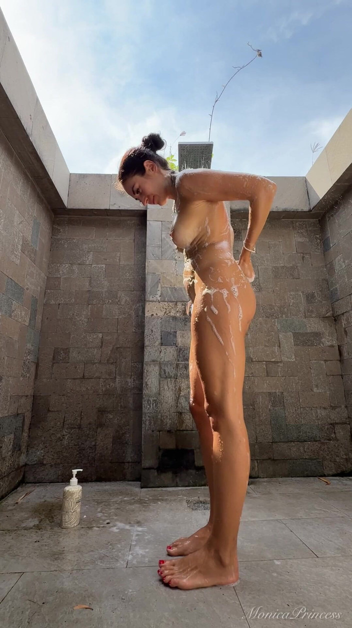 Princess Monica: Douche nue sous un ciel ouvert, soins après le bain