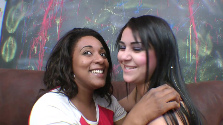 FetishKing: Kissing Girls