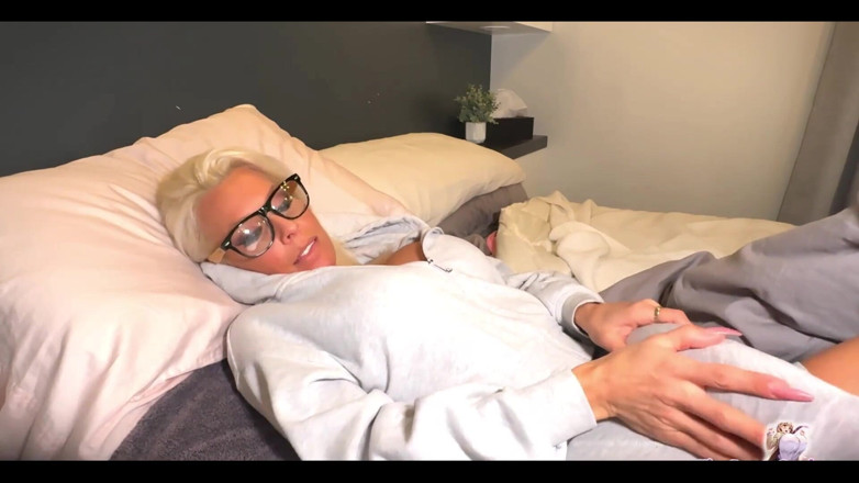 TheBustySasha: Futa arrapata a letto con sborrata facciale!