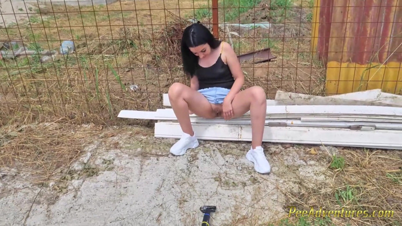 Pee Adventures: Morena sexy abre as pernas e faz xixi no chão