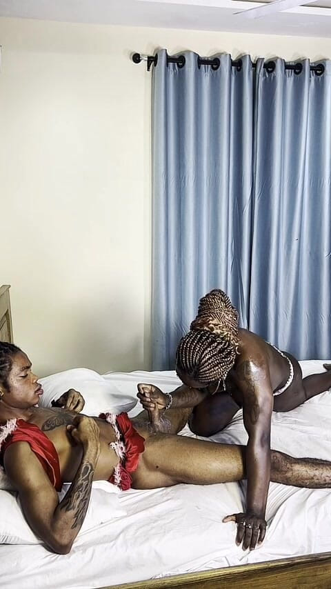 Queenofdickword: 보지 위스퍼 하나만 빨아주기 위해 온 친구