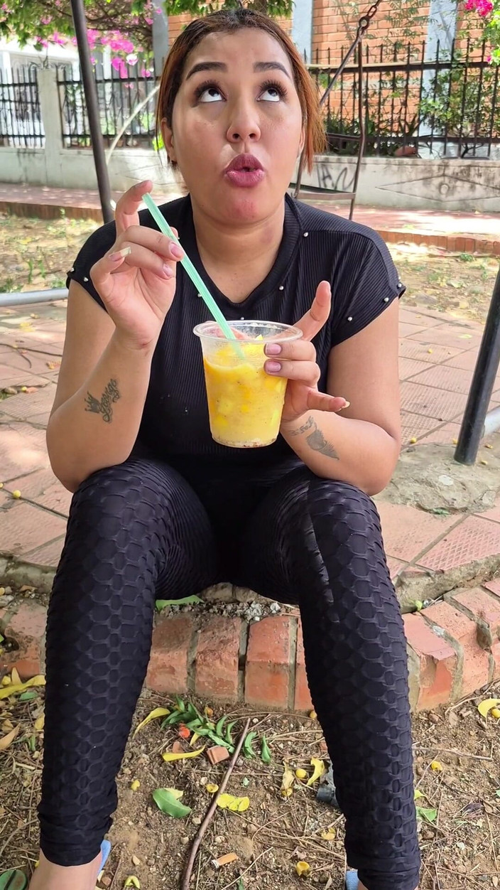 Pikaa6: Le Compro Algo De Comer a La Muchacha De La...