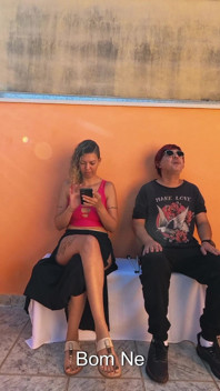 Blind Man ma szczęśliwy dzień siedząc w miejscu publicznym.