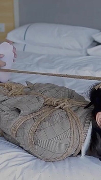 Hui09 - una ragazza Jk con le calze bianche è legata al letto con le corde.