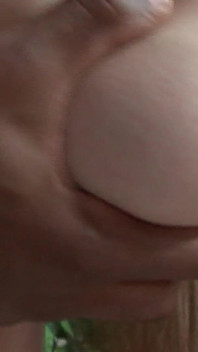 Une grosse bite noire baise une salope mature jusqu’à l’orgasme jaillissant